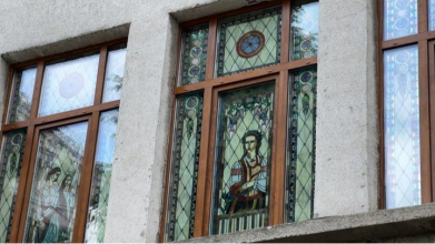 Луцький художник створив у ВНУ вітражі з портретом Лесі Українки
