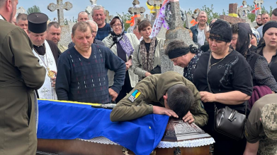 Назавжди в строю: на Волині попрощалися із захисником України Андрієм Вересом