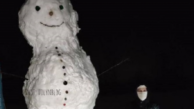 У селі Луцької громади зліпили гігантського сніговика. Фото