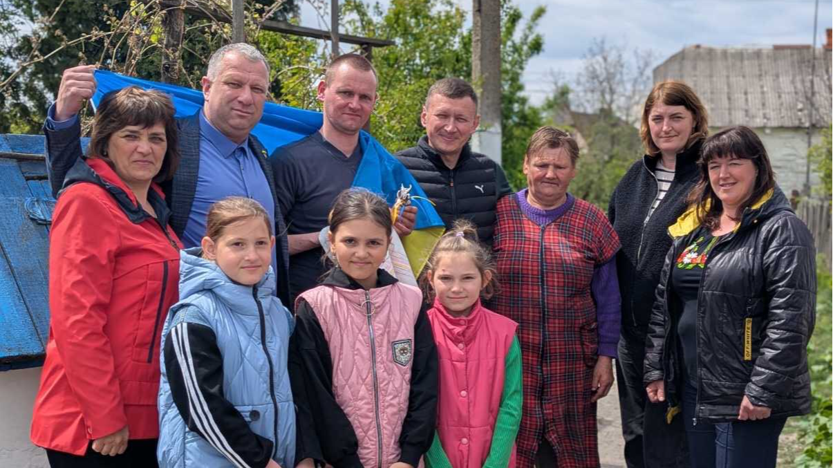 «Мамо, не плач — все позаду»: звільнений з полону волинянин після реабілітації повернувся додому