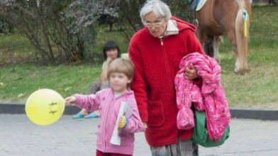 Рве одяг, дряпає і б’є: у найстаршої матері України відібрали доньку, яка попросила про це у соцмережі