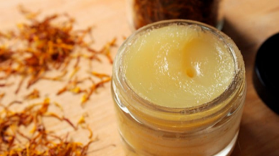 Замість аптечних антибіотиків: волинський пасічник розповів, як  приготувати мазь із прополісу