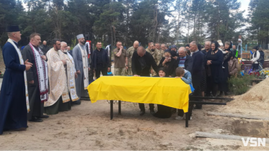 Багатодітний батько і хоробрий воїн: на Волині попрощалися з Героєм Сергієм Косеєм. Відео