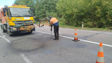 На важливій трасі Волині ліквідовують ями та укріплюють узбіччя
