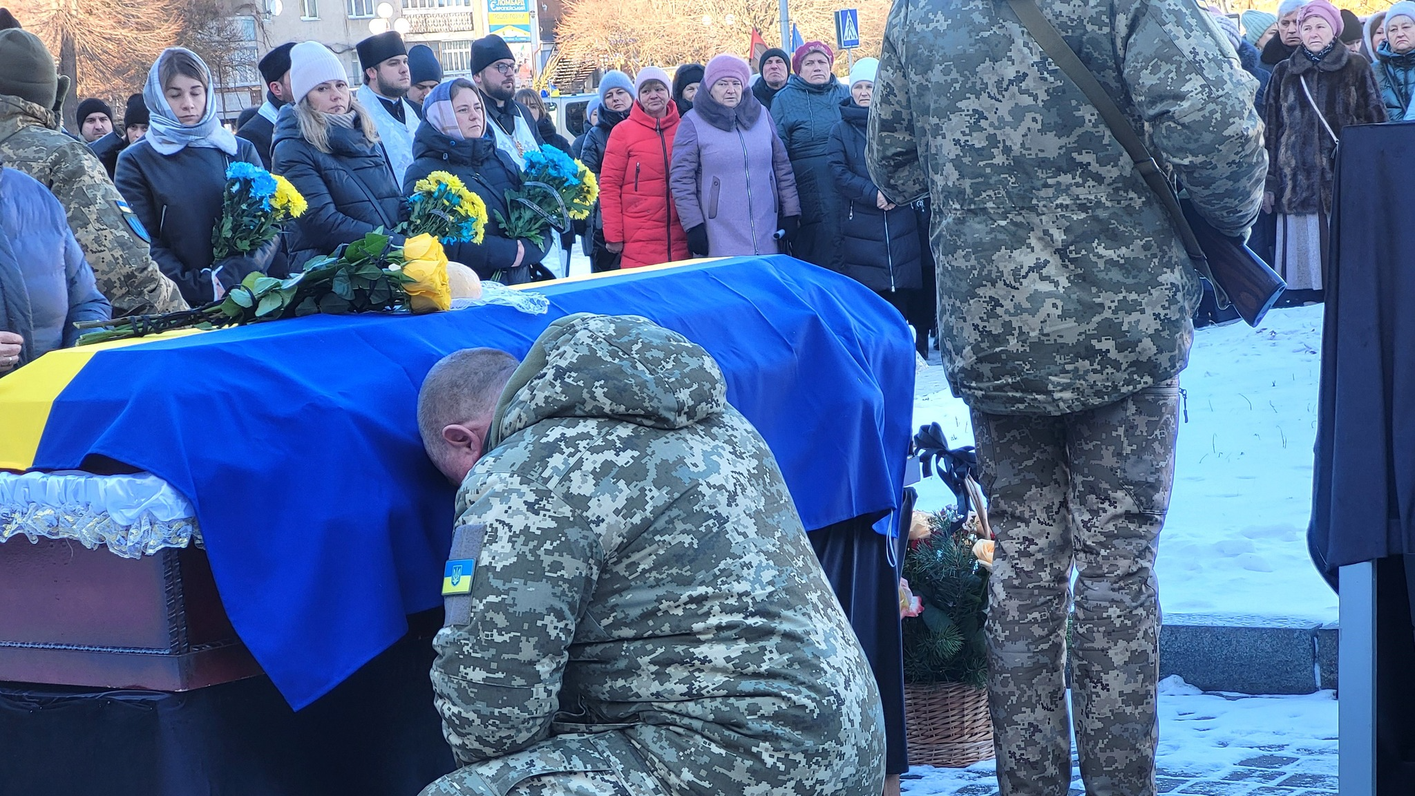 Загибель підтвердила ДНК-експертиза майже через 14 місяців: на Волині поховали Героя Романа Ющенка