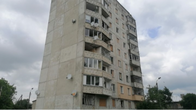 «Якась Чорнобильська зона»: як «живе» будинок на Озерецькій у Луцьку через рік після обстрілу