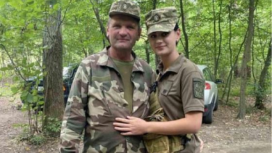 «Не міг бути вдома, коли вона - військова»: волинянин з донькою відвойовують загарбані території України