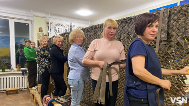 Волонтери центру «Крила матері» сплели 63 тисячі квадратних метрів маскувальної сітки