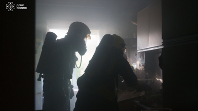 У Луцьку загорілася квартира: рятувальники евакуювали літню жінку