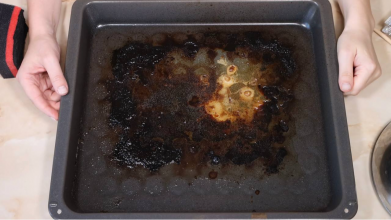 Як швидко відмити засмальцоване деко без тертя та антижирів