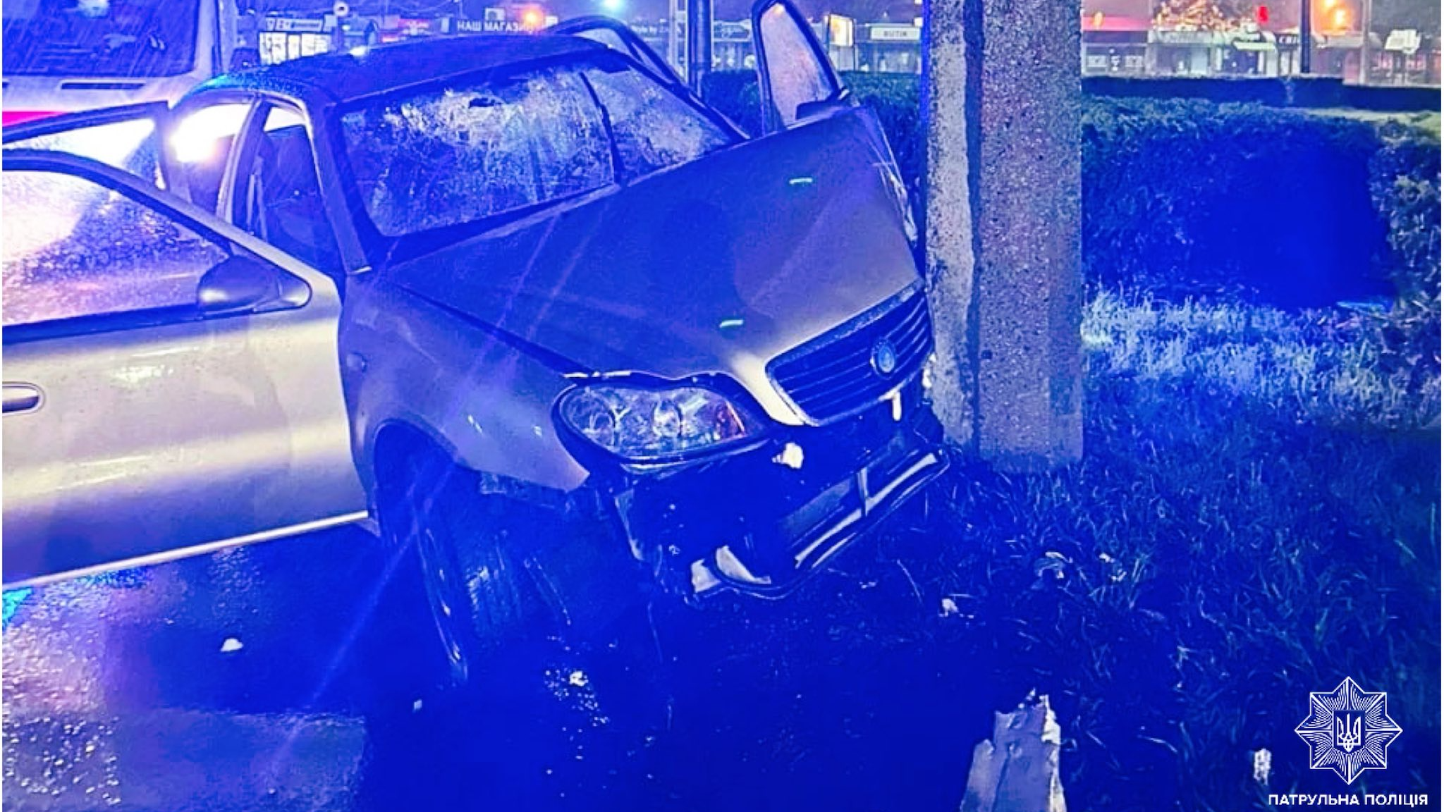 Двоє нетверезих водіїв спричинили аварії в Луцьку — один влетів в електроопору