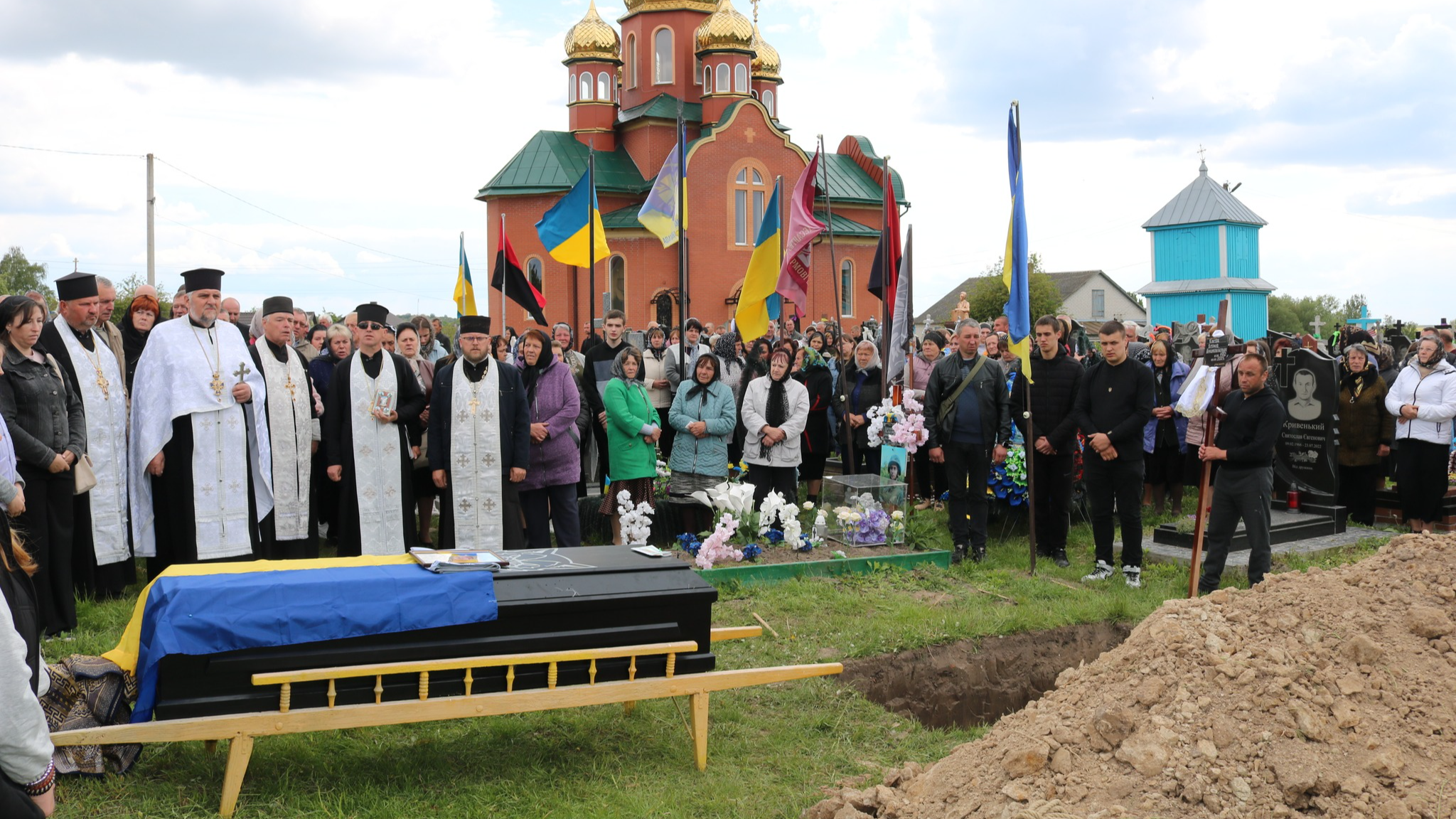 Захищав Україну з першого дня повномасштабного вторгнення: у Луцькому районі попрощалися з Героєм Леонідом Клехою