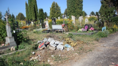 Гори сміття та суцільні зарослі: на кладовищі біля Луцька побільшало занедбаних могил