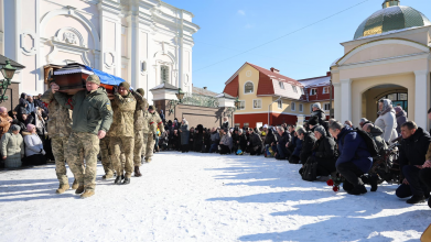 У Луцьку в останню дорогу провели Героїв Романа Конделя та Віталія Никитишина