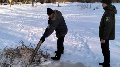 У Луцьку від зимової задухи рятують рибу