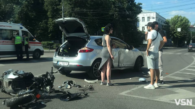 ДТП у центрі Луцька - легковик збив мотоцикліста. Фото