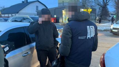 1,5 тисячі доларів за «зняття з розшуку» – на Волині затримали правоохоронця