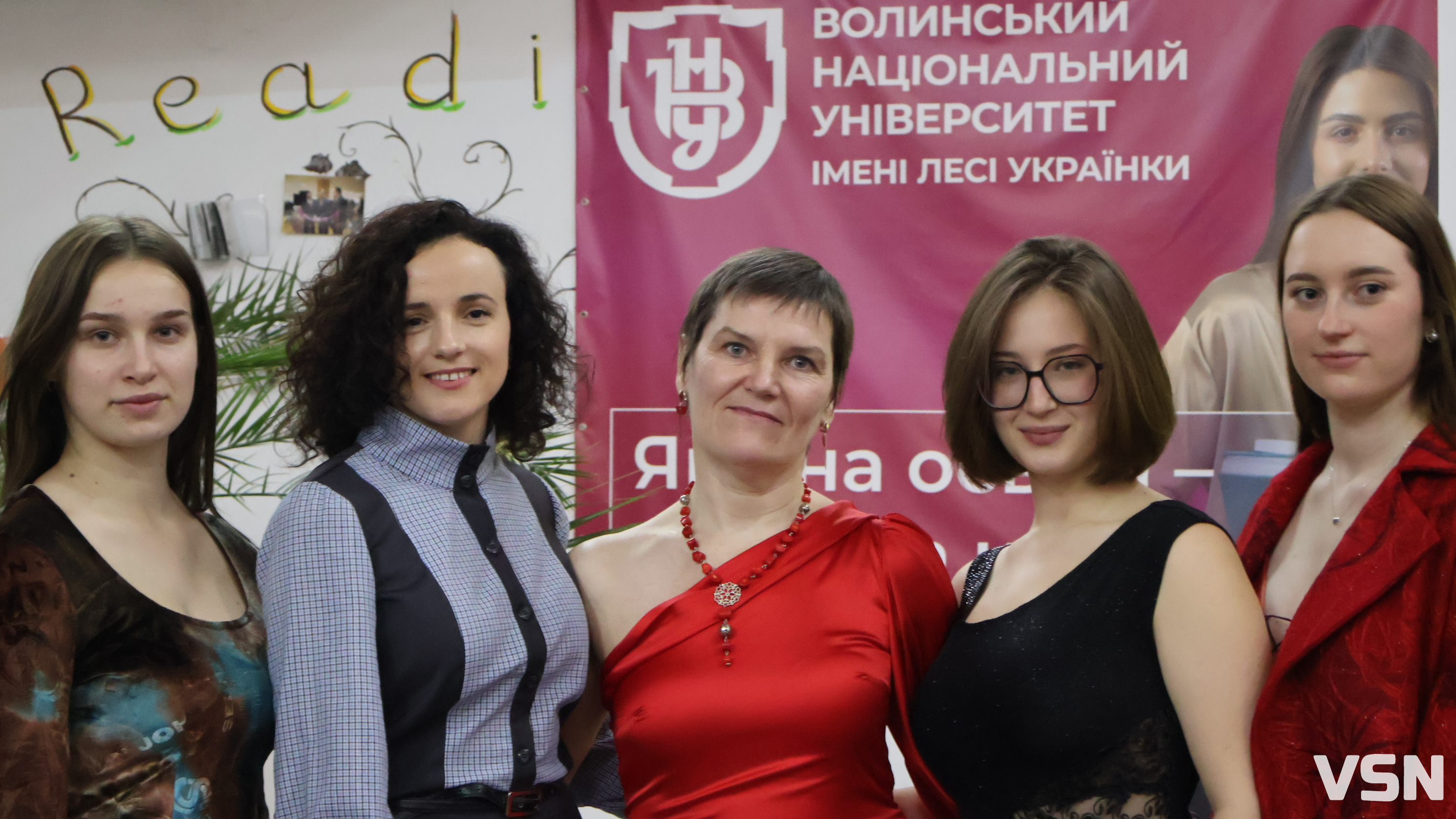 «Намальована надія»: ветеранка війни з Луцька презентувала колекцію суконь