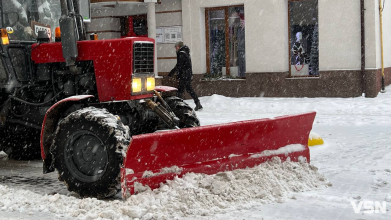 Місто наче ковзанка: як у Луцьку обробляють тротуари та дороги після снігопадів