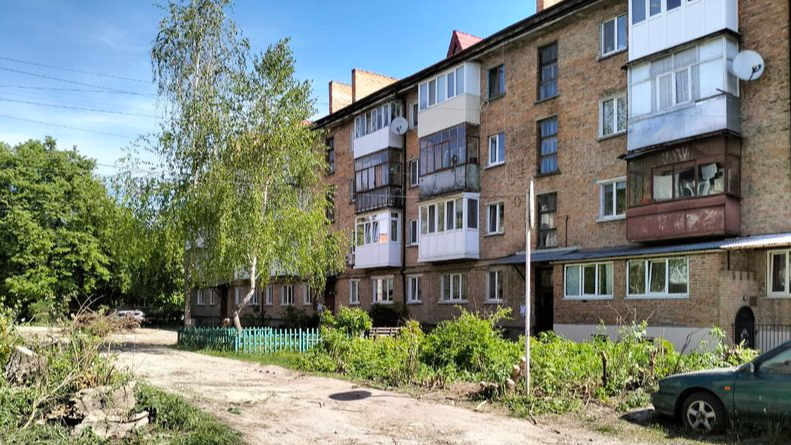 Без ремонту понад 60 років: у Луцьку приводять до ладу прибудинкову територію в Привокзальному районі