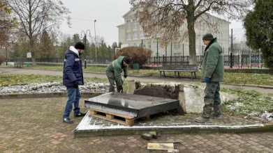 На черзі – радянське панно: у Нововолинську знесли пам'ятний знак