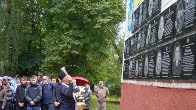 У Володимирі в гімназії №3 випускників-Героїв вшанували меморіальними дошками