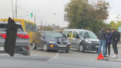 Аварія біля Центрального ринку у Луцьку: зіткнулися два автомобілі