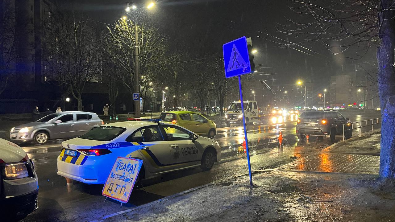 У Луцьку на Відродження - ДТП: автівка збила жінку з дитиною