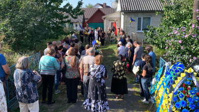 Овдовіла дружина, без батька залишилися донечка: на Волині в останню дорогу провели Героя Миколу Комарова