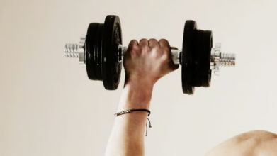 Ранкова суперечка переросла у криваву бійку: на Волині син потрощив обличчя батькові металевою гантелею