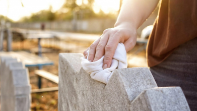 прибирання на кладовищі перед Великоднем