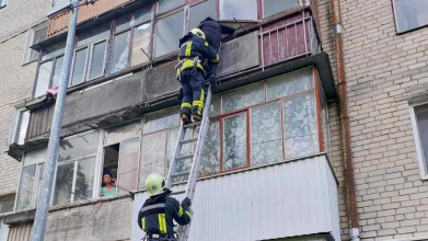 У Луцьку рятувальники зняли чоловіка з балкону третього поверху