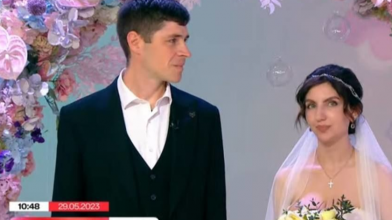 Військову пару одружили у прямому ефірі під час ракетної атаки