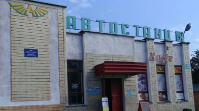 Бив дошкою автобуси, налякав людей і зупинив рух транспорту: чоловік хуліганив на автостанції міста на Волині