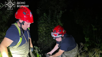 У Луцьку чоловік застряг у болоті