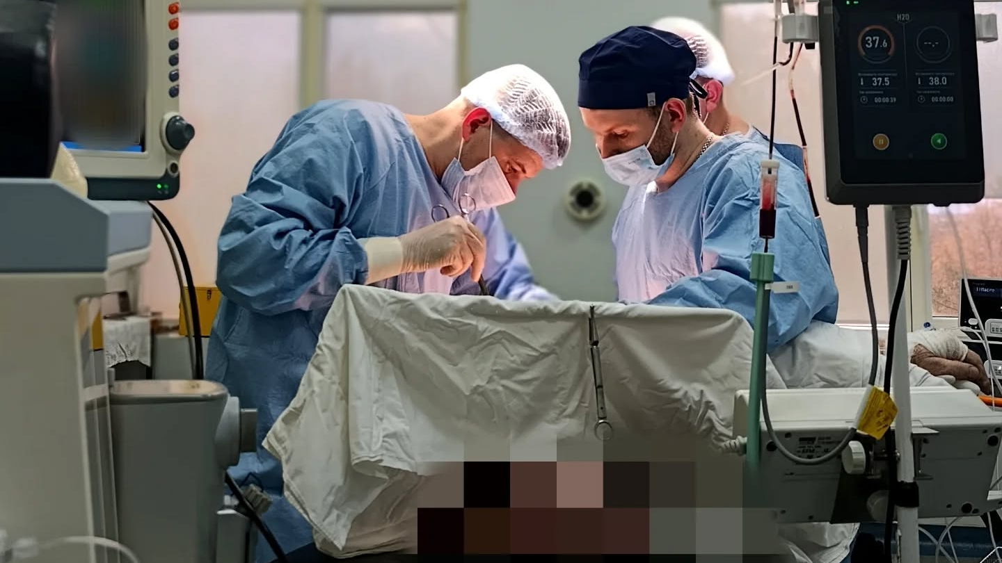 Вражаючий порятунок: волинські медики провели складну операцію чоловіку, що впав з висоти