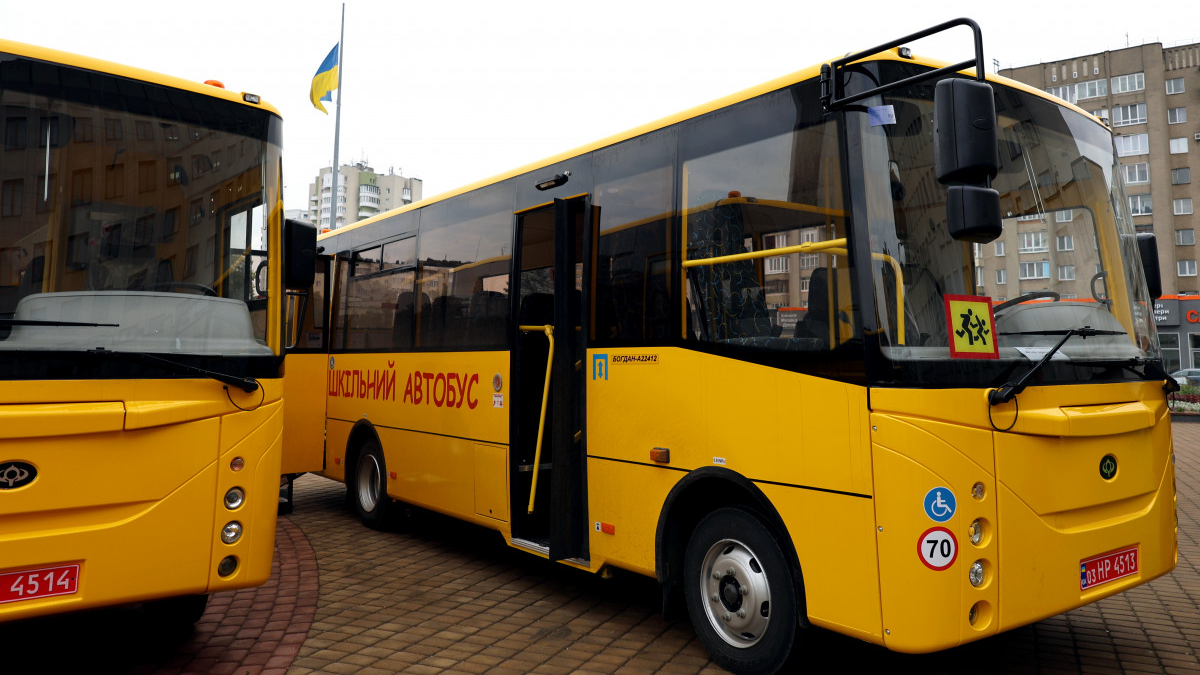 Чотири громади Волині отримали нові шкільні автобуси з інклюзивними місцями
