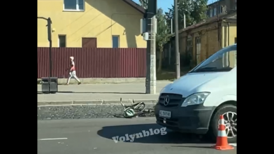 У Луцьку на пішохідному переході автівка збила велосипедиста. Відео