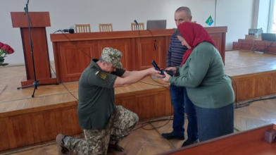 Батькам загиблого військового з Волині вручили його «Комбатантський хрест»