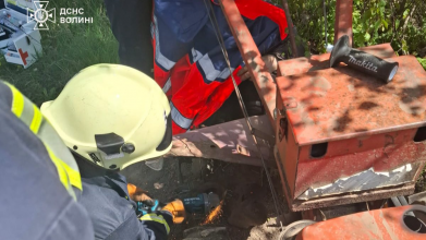 На Волині чоловіку затисло ногу в шнеку комбайна: як його рятували