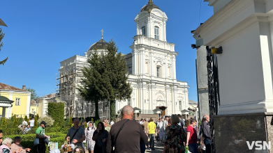 У центрі Луцька - велика черга з охочих освятити великодні кошики. Фото