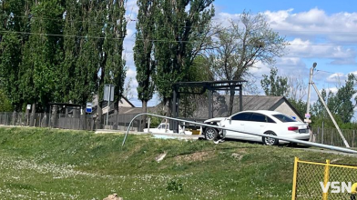 На Волині водій Audi врізався в електроопору і зупинку: травмувалася 17-річна пішохідка