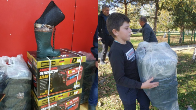 Продавали солодощі: школярі на Волині назбирали на генератори і чоботи військовим