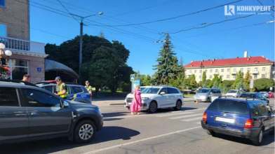 У Луцьку навпроти ВНУ автівка збила дівчину на пішохідному переході