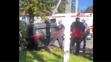Медики надавали допомогу трьом людям: на Волині внаслідок аварії автівка перекинулась на дах