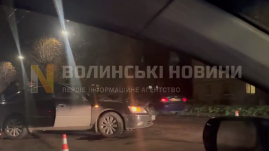 Лобове зіткнення у Луцьку: автівки зазнали значних пошкоджень