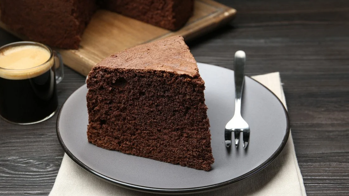 Шоколадний бісквіт без яєць, молока й масла: виходить вологим і ніжним