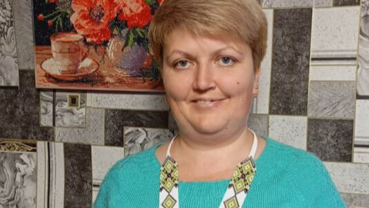 Перетворила хобі на справу життя: мама трьох дітей з Волині створює етноприкраси з бісеру