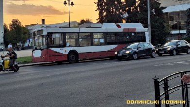 У центрі Луцька зіштовхнулися тролейбус і два легковики