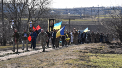У громаді на Волині сотні людей вийшли провести полеглого Героя Василя Філончука в останню дорогу